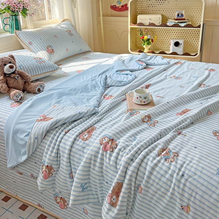 91家纺网 家纺一手货源 找家纺 卡普二店 2026新款A类锦氨凉感印花夏被四件套床盖凉席款--单夏被 条纹熊