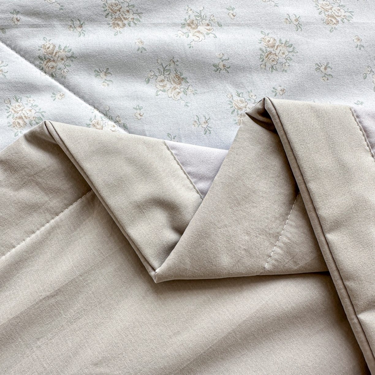 91家纺网 家纺一手货源 找家纺 雅眠居 2026新款直播爆款古法仿棉双层蕾丝花边床盖四件套 AB版-秘境灰