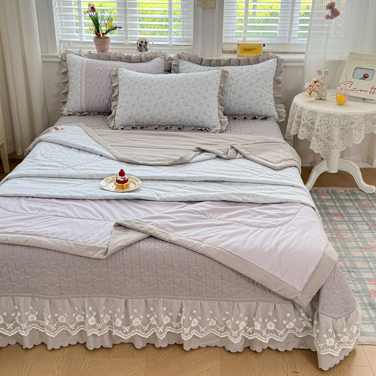 91家纺网 家纺一手货源 找家纺 雅眠居 2026新款直播爆款古法仿棉双层蕾丝花边床盖四件套 AB版-秘境灰