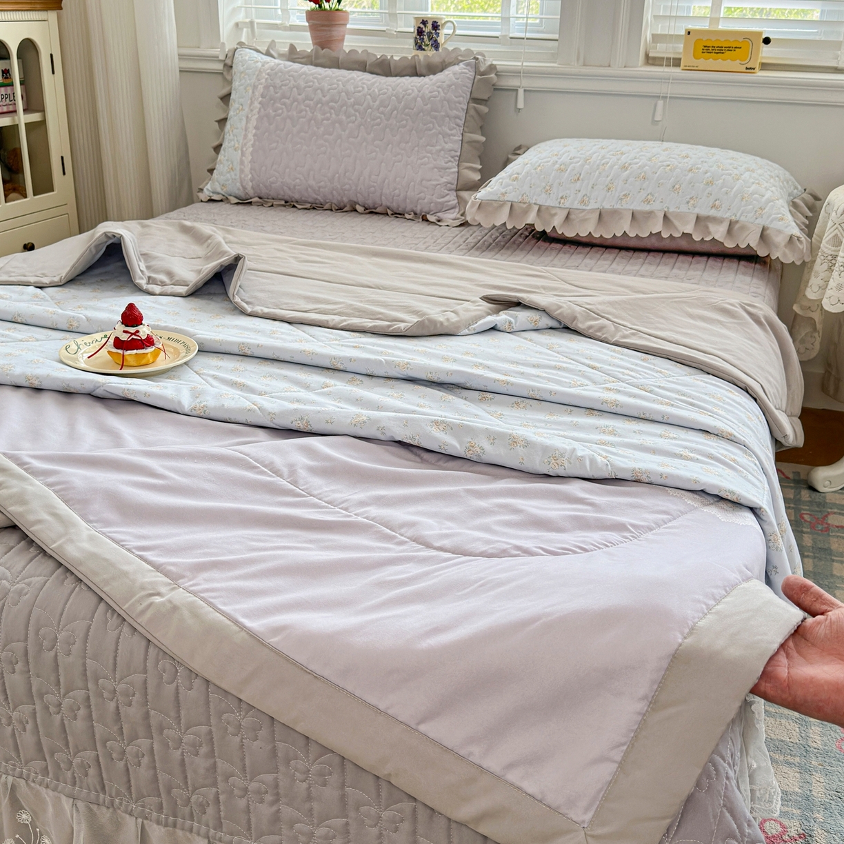 91家纺网 家纺一手货源 找家纺 雅眠居 2026新款直播爆款古法仿棉双层蕾丝花边床盖四件套 AB版-秘境灰