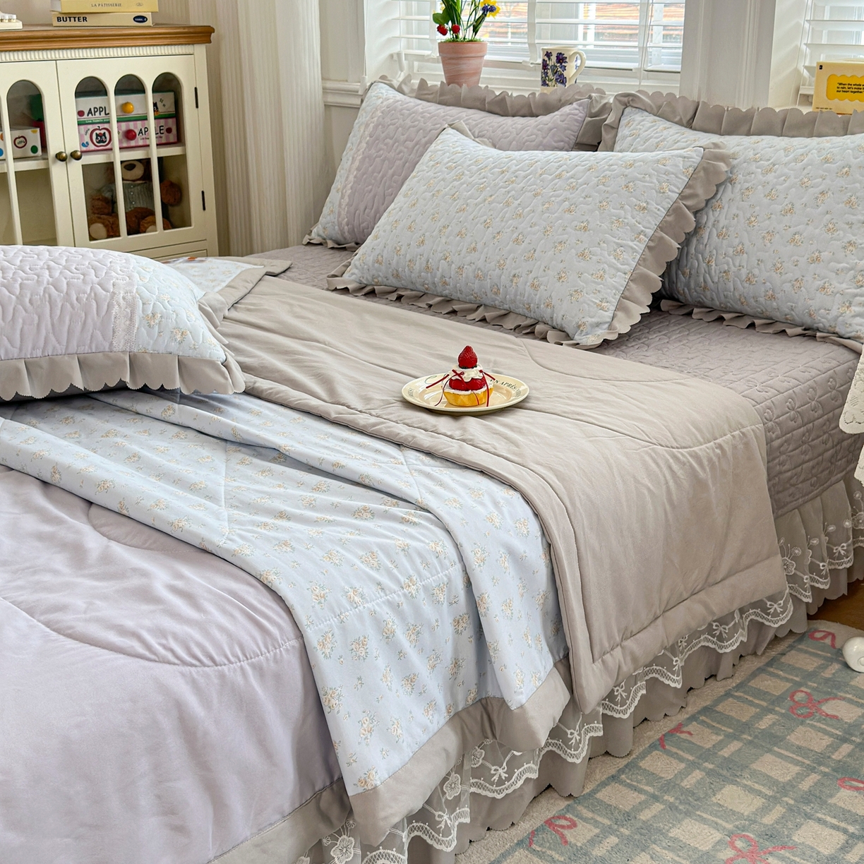 91家纺网 家纺一手货源 找家纺 雅眠居 2026新款直播爆款古法仿棉双层蕾丝花边床盖四件套 AB版-秘境灰