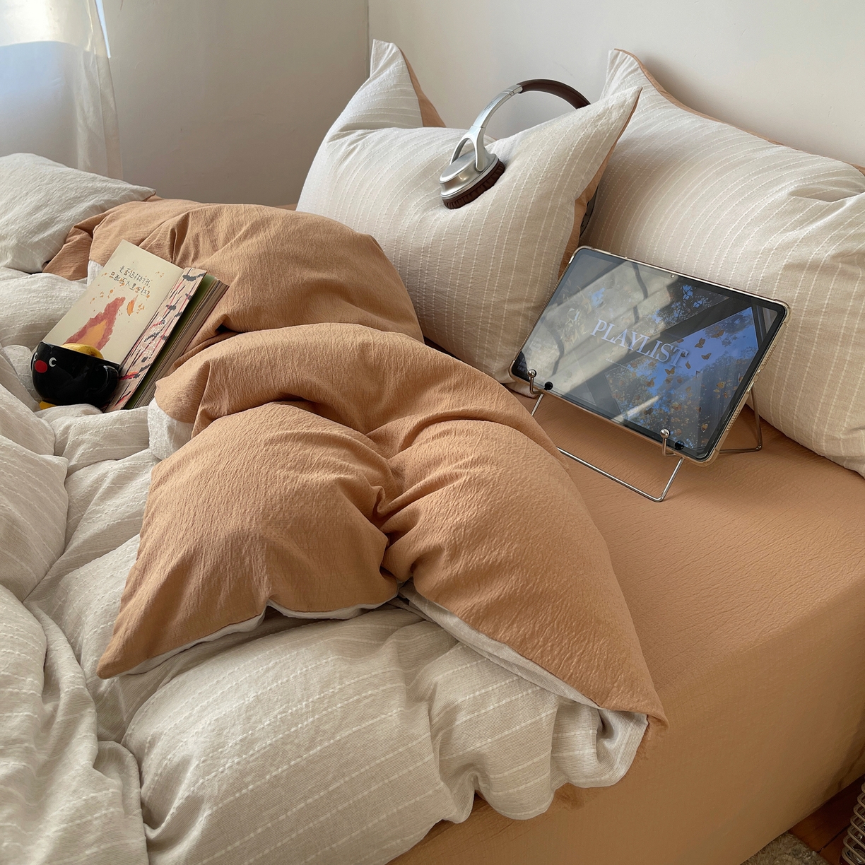 91家纺网 家纺一手货源 找家纺 栩裕纺织 2026新款高克重无印风阳离子提花工艺四件套 轻奢风-白+咖