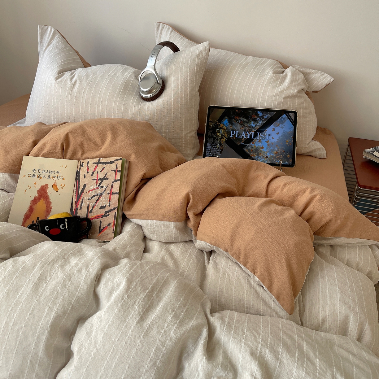 91家纺网 家纺一手货源 找家纺 栩裕纺织 2026新款高克重无印风阳离子提花工艺四件套 轻奢风-白+咖