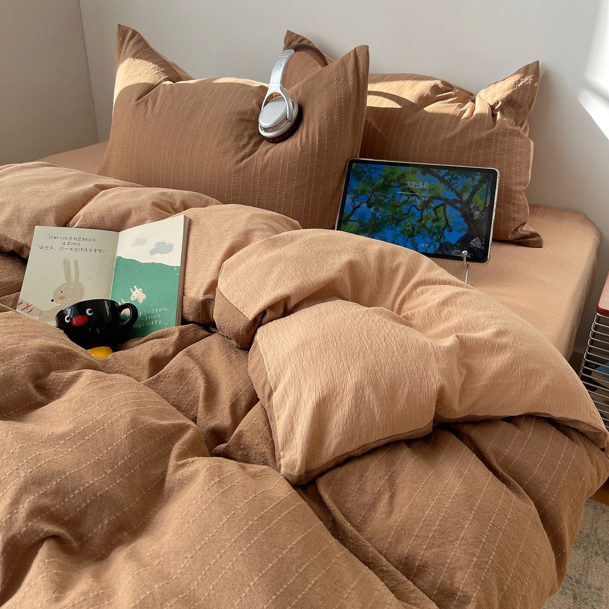 91家纺网 家纺一手货源 找家纺 栩裕纺织 2026新款高克重无印风阳离子提花工艺四件套 轻奢风-焦糖色