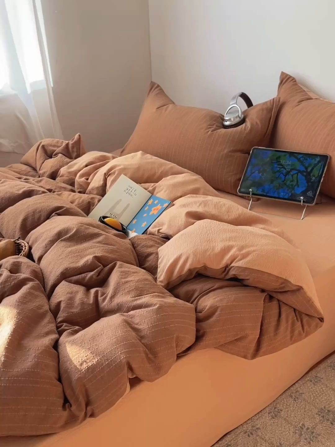 91家纺网 家纺一手货源 找家纺 栩裕纺织 2026新款高克重无印风阳离子提花工艺四件套 轻奢风-焦糖色