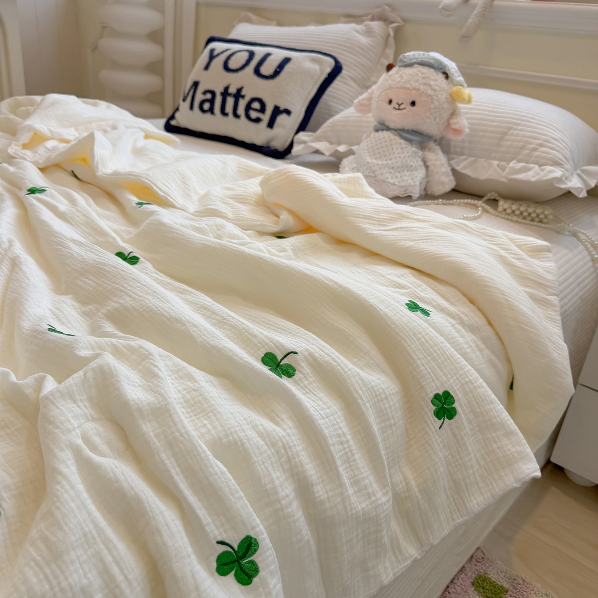 91家纺网 家纺一手货源 找家纺 盼季家纺 2026新款高品质A类木棉皱皱纱小清新刺绣夏被 小清新刺绣夏被-四叶草