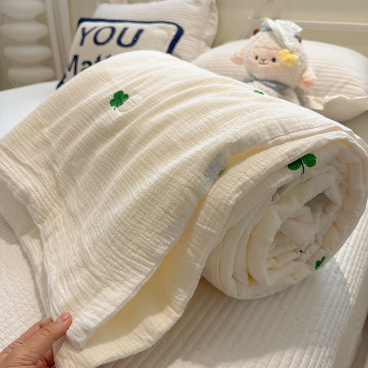 91家纺网 家纺一手货源 找家纺 盼季家纺 2026新款高品质A类木棉皱皱纱小清新刺绣夏被 小清新刺绣夏被-四叶草