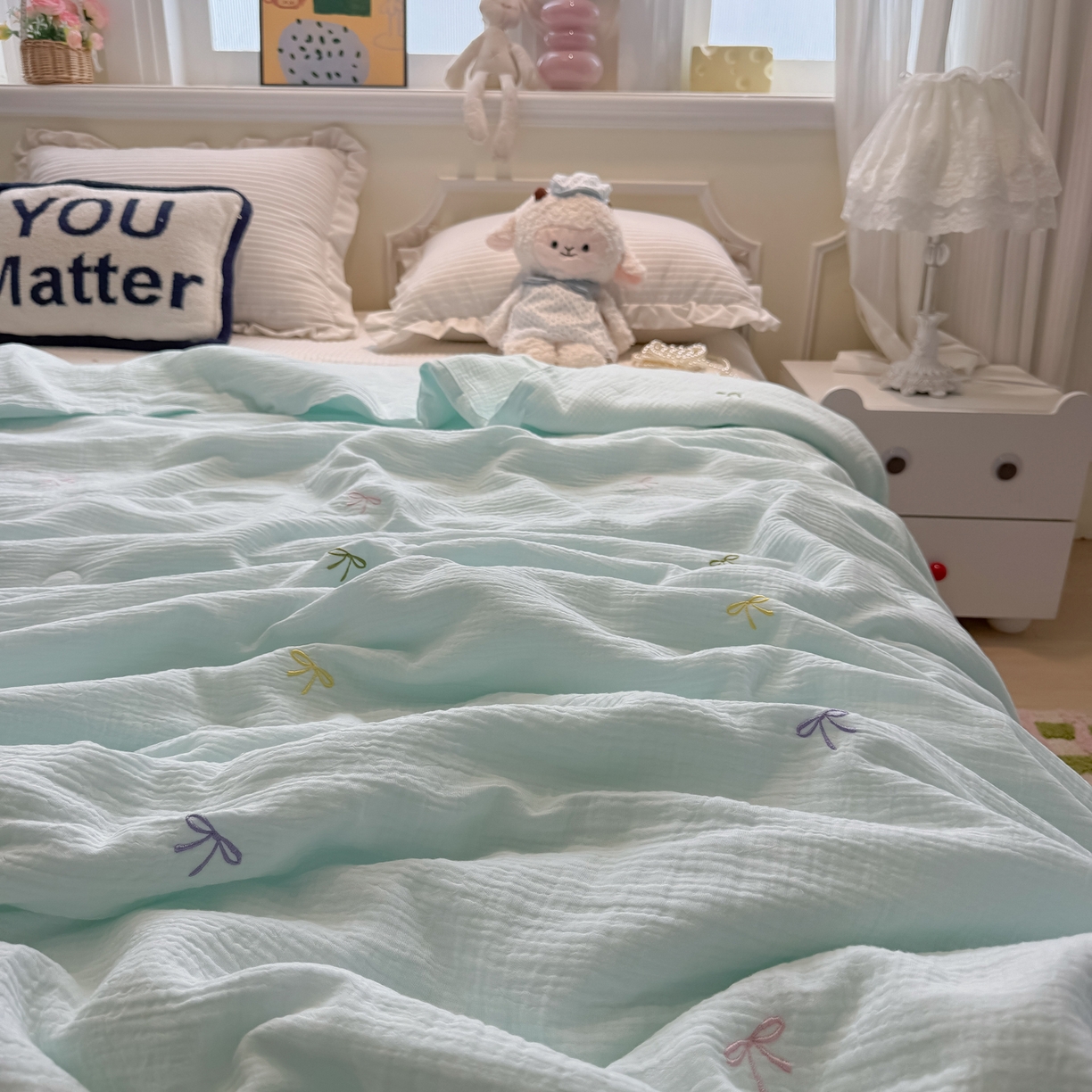 91家纺网 家纺一手货源 找家纺 盼季家纺 2026新款高品质A类木棉皱皱纱小清新刺绣夏被 小清新刺绣夏被-奶蓝蝴蝶结