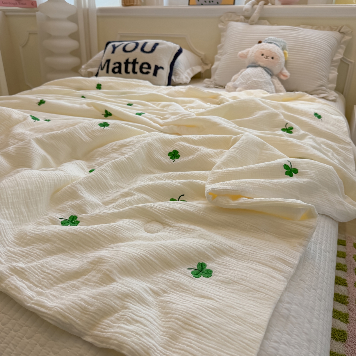 91家纺网 家纺一手货源 找家纺 盼季家纺 2026新款高品质A类木棉皱皱纱小清新刺绣夏被 小清新刺绣夏被-四叶草