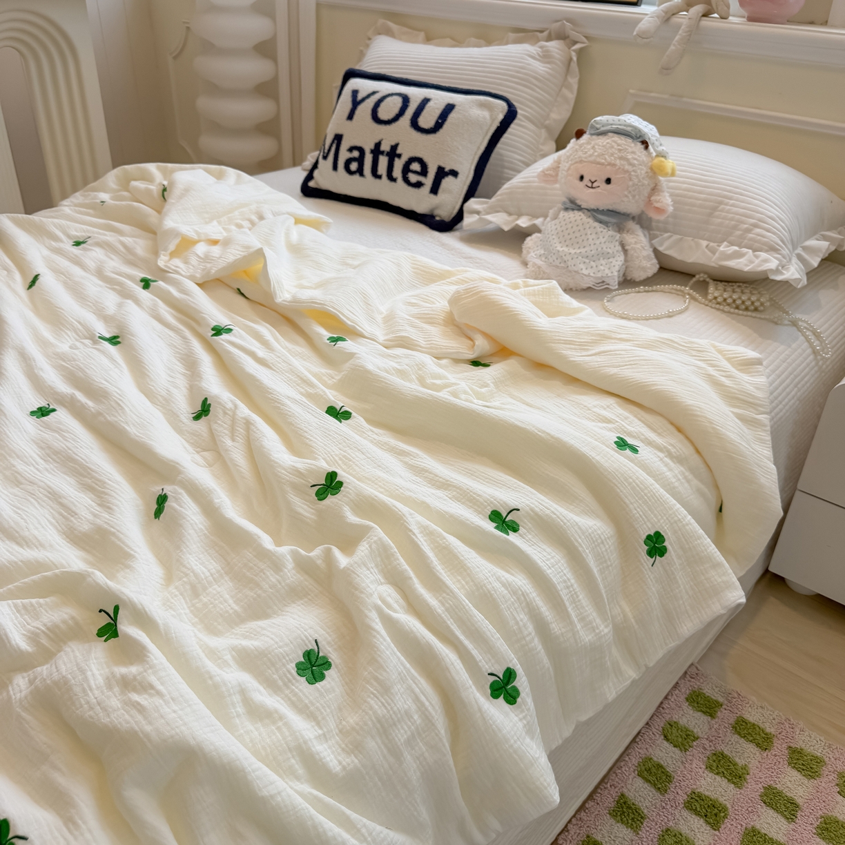 91家纺网 家纺一手货源 找家纺 盼季家纺 2026新款高品质A类木棉皱皱纱小清新刺绣夏被 小清新刺绣夏被-四叶草