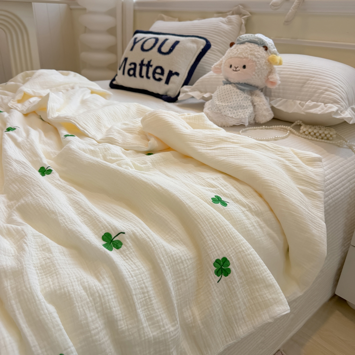 91家纺网 家纺一手货源 找家纺 盼季家纺 2026新款高品质A类木棉皱皱纱小清新刺绣夏被 小清新刺绣夏被-四叶草