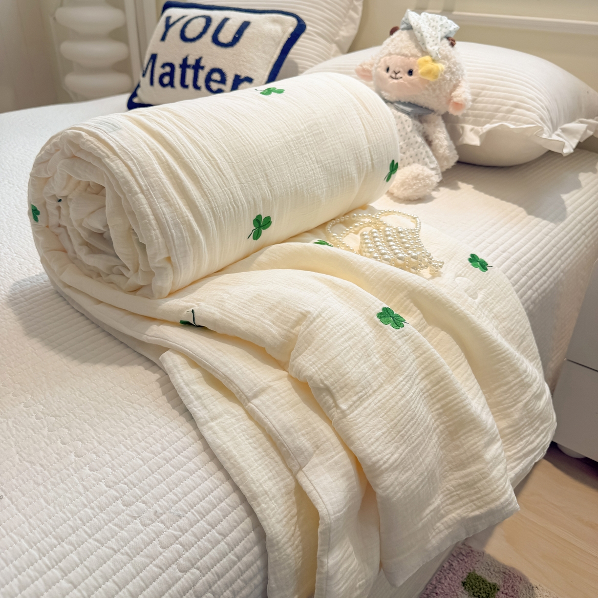 91家纺网 家纺一手货源 找家纺 盼季家纺 2026新款高品质A类木棉皱皱纱小清新刺绣夏被 小清新刺绣夏被-四叶草