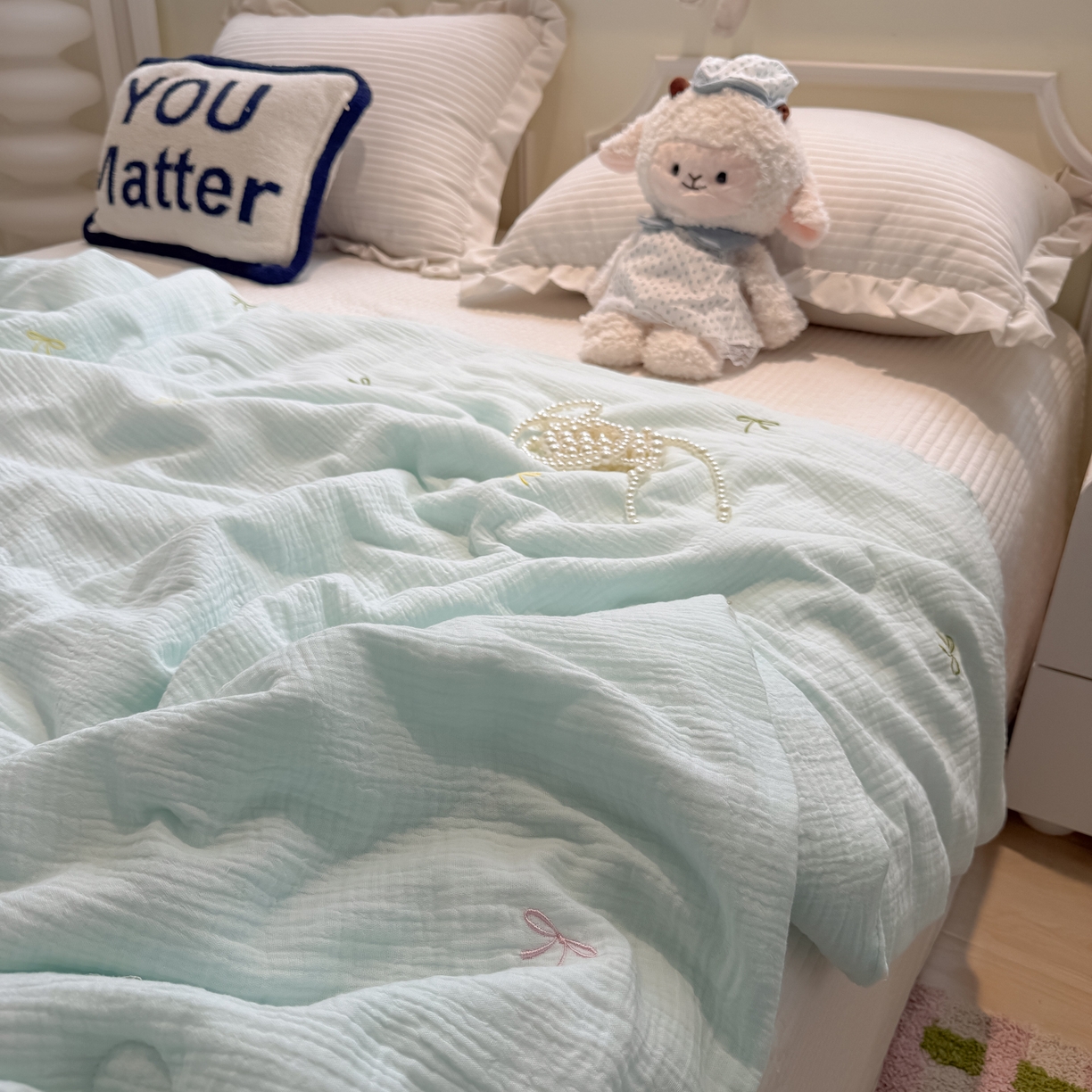 91家纺网 家纺一手货源 找家纺 盼季家纺 2026新款高品质A类木棉皱皱纱小清新刺绣夏被 小清新刺绣夏被-奶蓝蝴蝶结