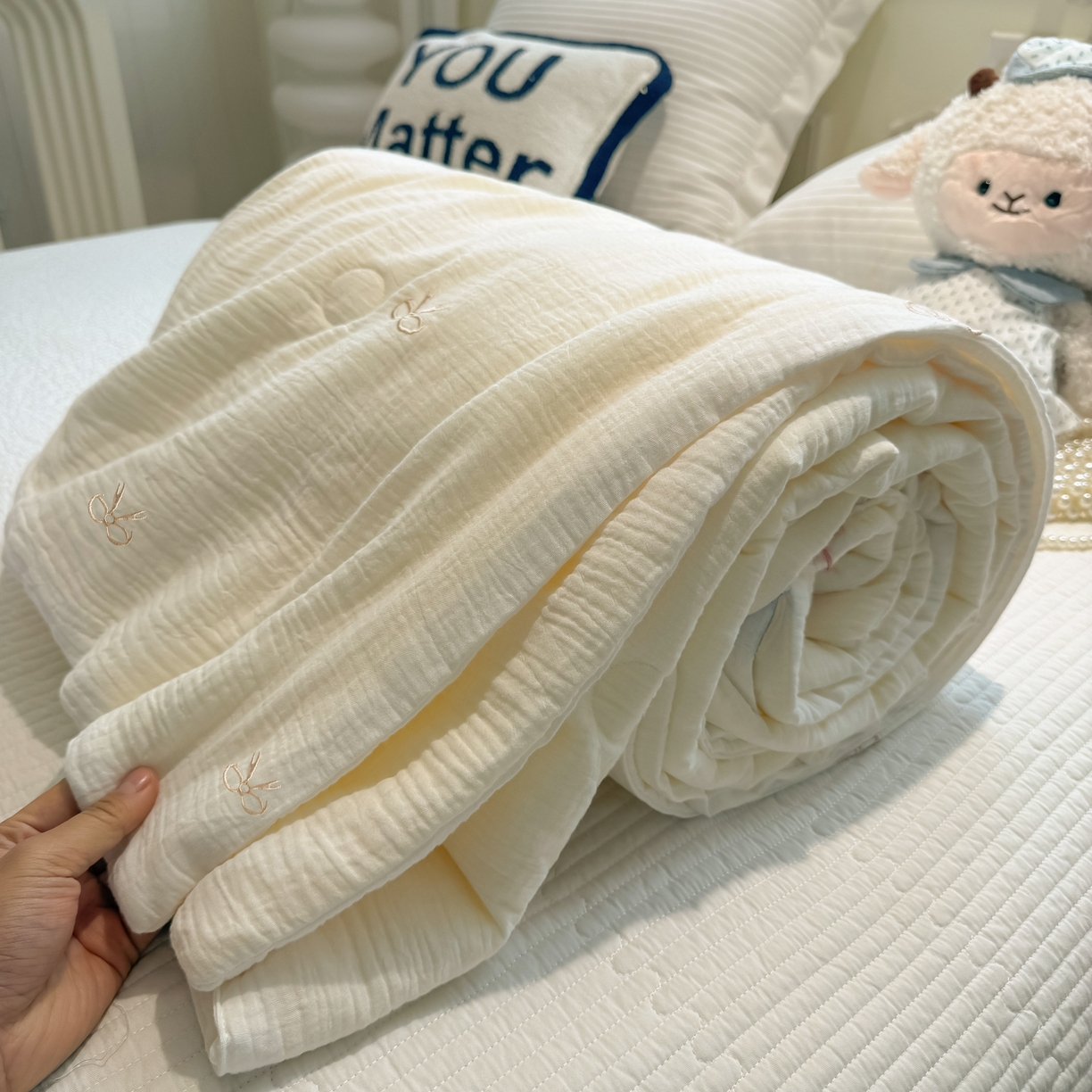 91家纺网 家纺一手货源 找家纺 盼季家纺 2026新款高品质A类木棉皱皱纱小清新刺绣夏被 小清新刺绣夏被-蝴蝶结