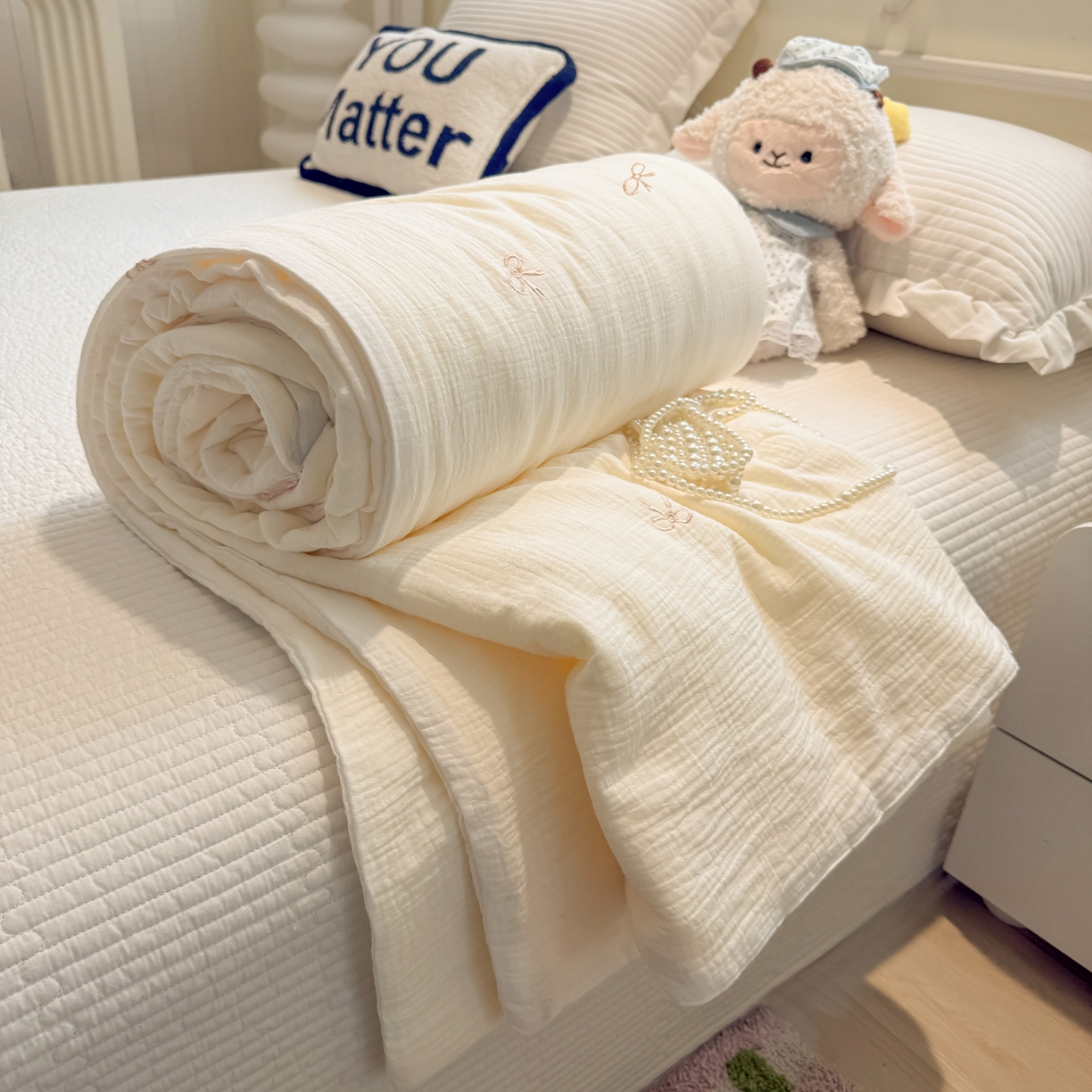 91家纺网 家纺一手货源 找家纺 盼季家纺 2026新款高品质A类木棉皱皱纱小清新刺绣夏被 小清新刺绣夏被-蝴蝶结