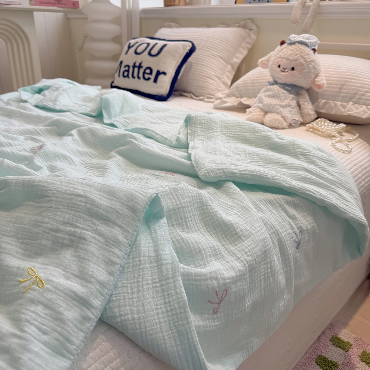 91家纺网 家纺一手货源 找家纺 盼季家纺 2026新款高品质A类木棉皱皱纱小清新刺绣夏被 小清新刺绣夏被-奶蓝蝴蝶结