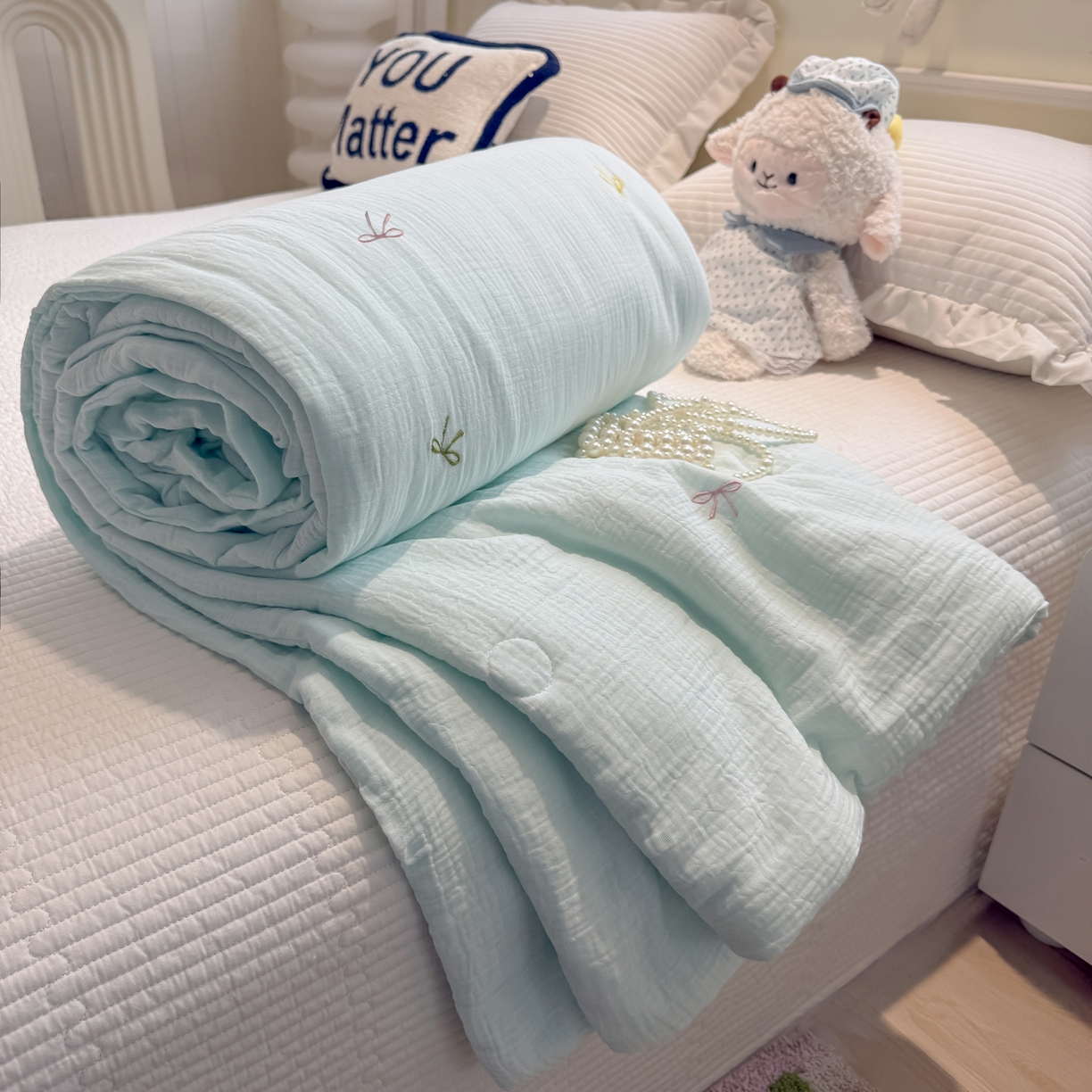 91家纺网 家纺一手货源 找家纺 盼季家纺 2026新款高品质A类木棉皱皱纱小清新刺绣夏被 小清新刺绣夏被-奶蓝蝴蝶结