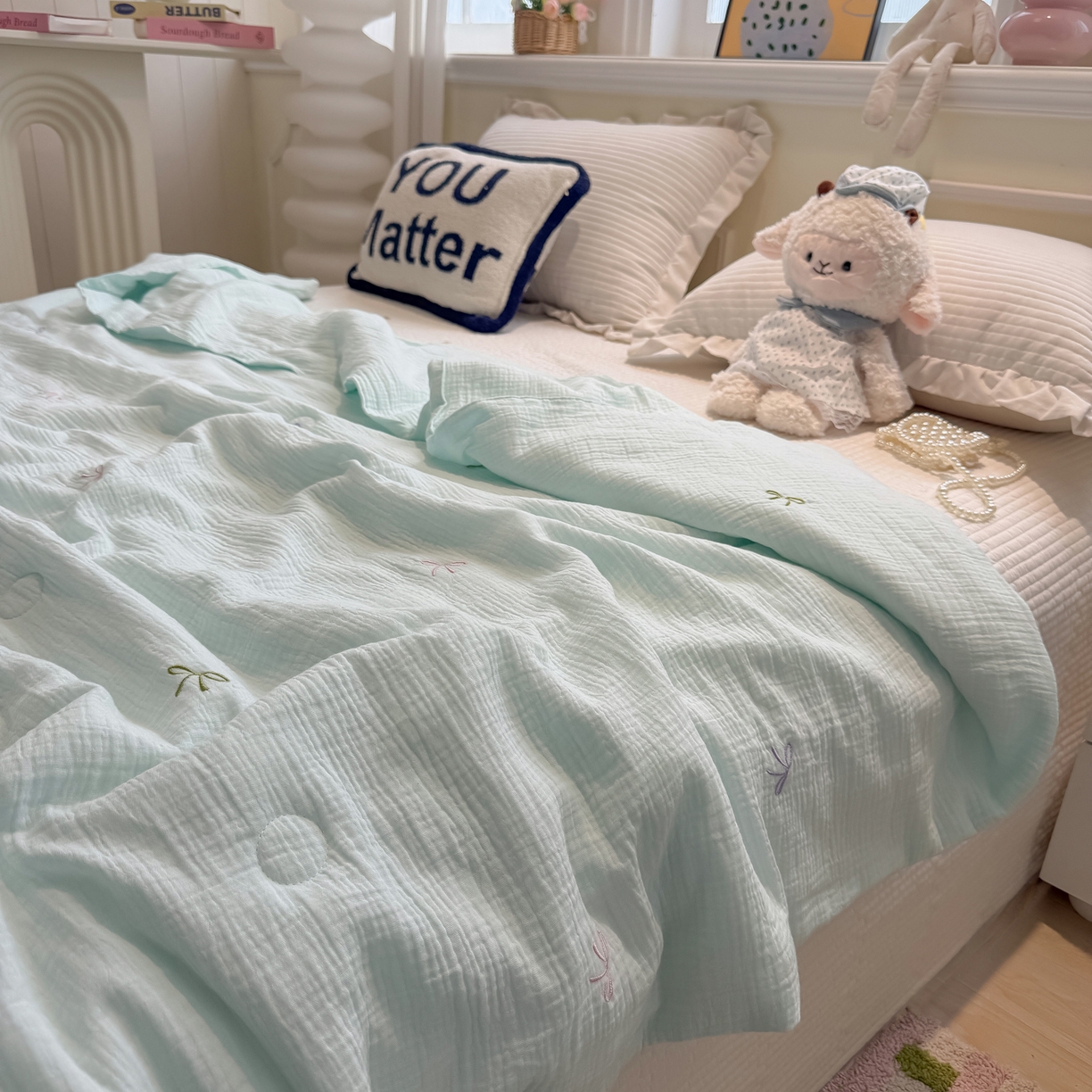 91家纺网 家纺一手货源 找家纺 盼季家纺 2026新款高品质A类木棉皱皱纱小清新刺绣夏被 小清新刺绣夏被-奶蓝蝴蝶结