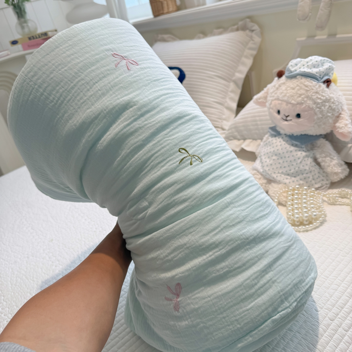 91家纺网 家纺一手货源 找家纺 盼季家纺 2026新款高品质A类木棉皱皱纱小清新刺绣夏被 小清新刺绣夏被-奶蓝蝴蝶结