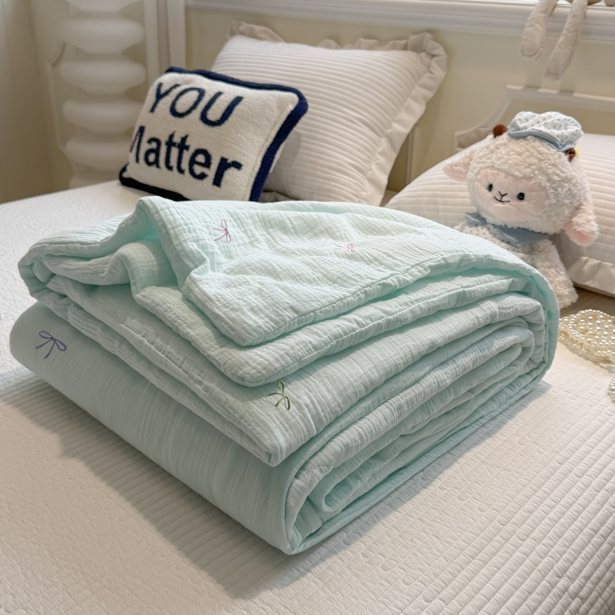 91家纺网 家纺一手货源 找家纺 盼季家纺 2026新款高品质A类木棉皱皱纱小清新刺绣夏被 小清新刺绣夏被-奶蓝蝴蝶结