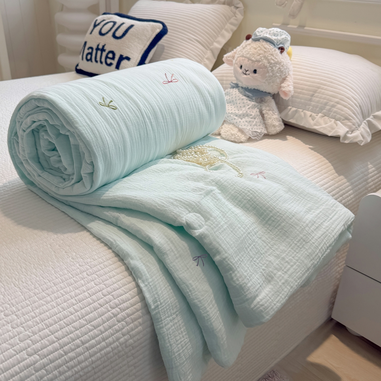 盼季家纺 2026新款高品质A类木棉皱皱纱小清新刺绣夏被 小清新刺绣夏被-奶蓝蝴蝶结