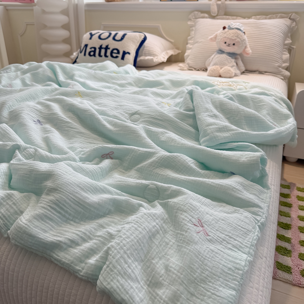 91家纺网 家纺一手货源 找家纺 盼季家纺 2026新款高品质A类木棉皱皱纱小清新刺绣夏被 小清新刺绣夏被-奶蓝蝴蝶结