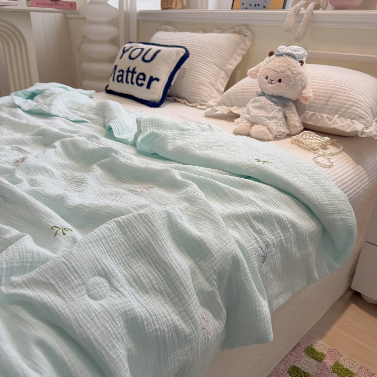 91家纺网 家纺一手货源 找家纺 盼季家纺 2026新款高品质A类木棉皱皱纱小清新刺绣夏被 小清新刺绣夏被-奶蓝蝴蝶结