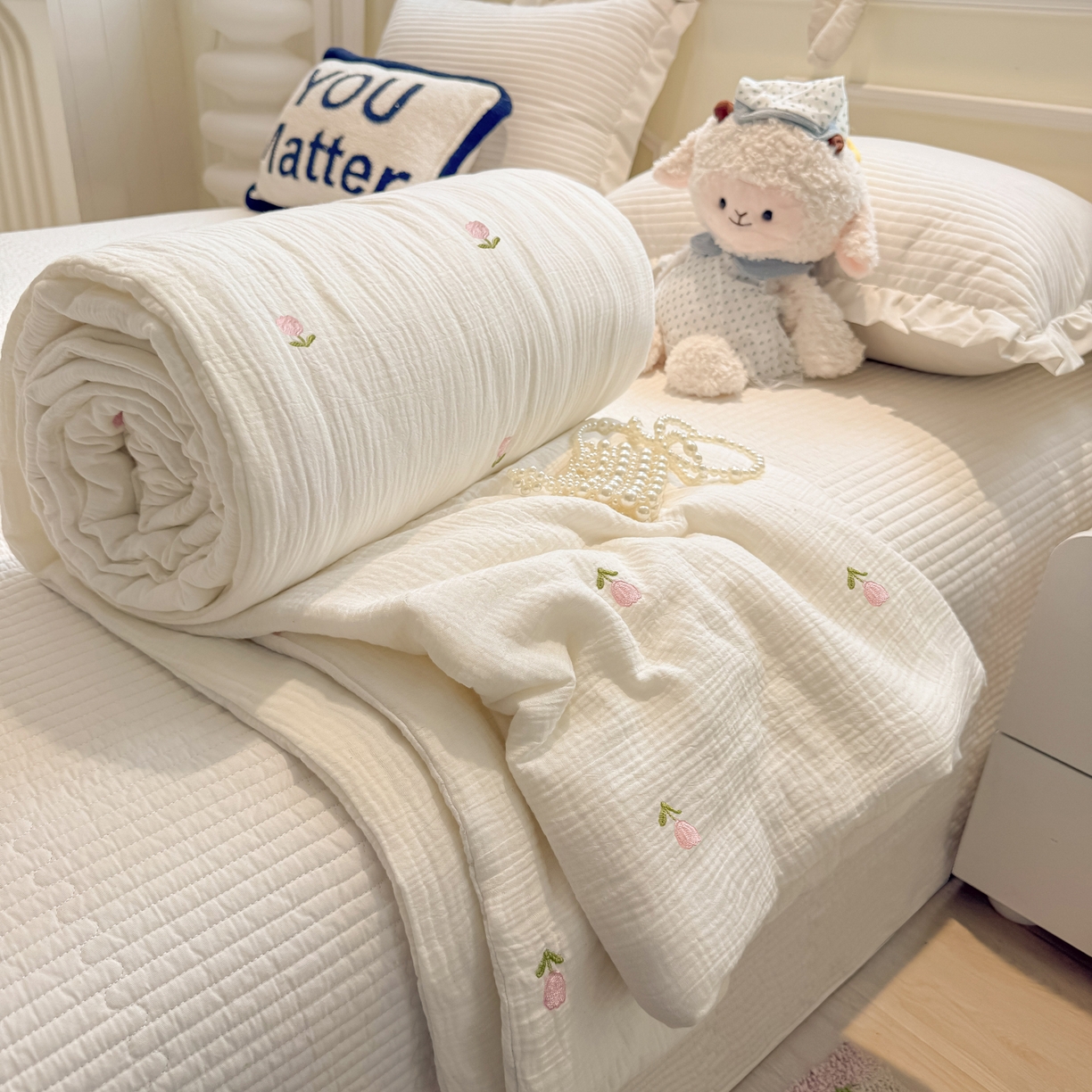 91家纺网 家纺一手货源 找家纺 盼季家纺 2026新款高品质A类木棉皱皱纱小清新刺绣夏被 小清新刺绣夏被-郁金香