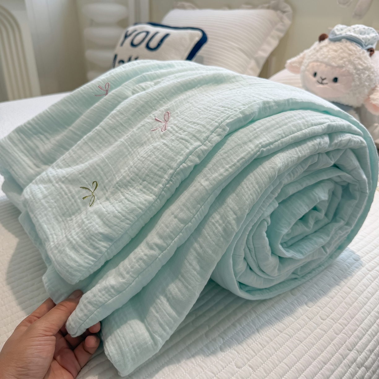 91家纺网 家纺一手货源 找家纺 盼季家纺 2026新款高品质A类木棉皱皱纱小清新刺绣夏被 小清新刺绣夏被-奶蓝蝴蝶结