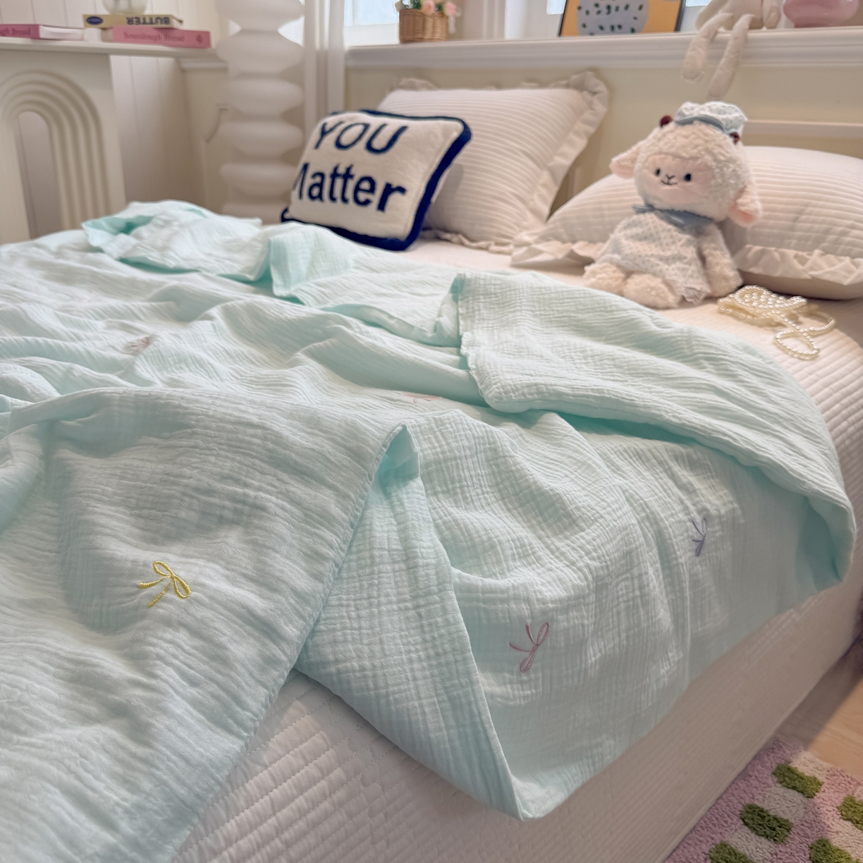 91家纺网 家纺一手货源 找家纺 盼季家纺 2026新款高品质A类木棉皱皱纱小清新刺绣夏被 小清新刺绣夏被-奶蓝蝴蝶结