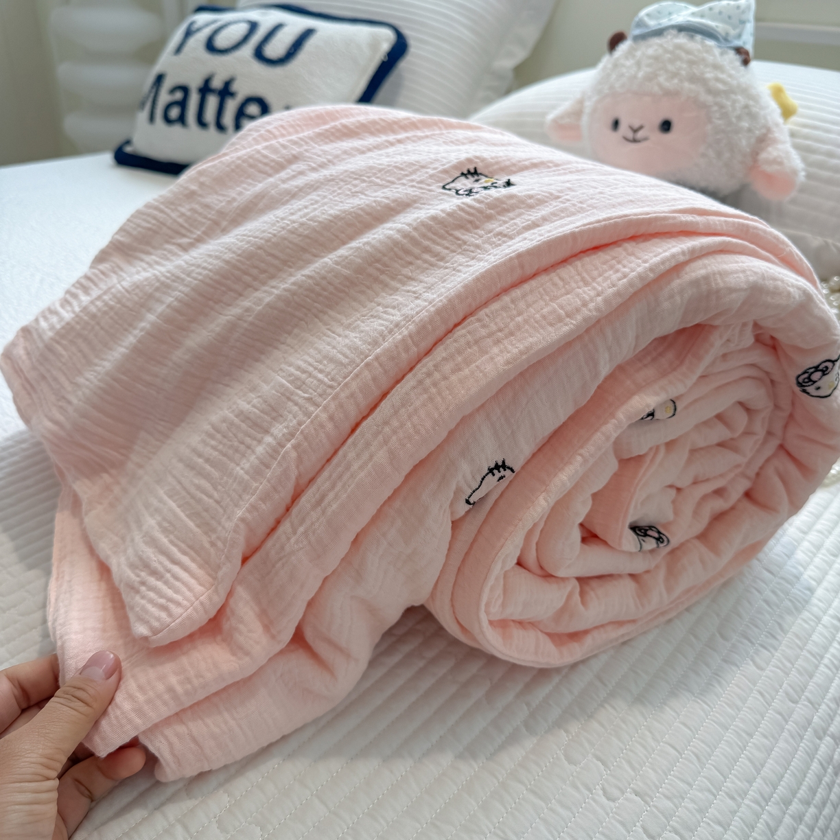 91家纺网 家纺一手货源 找家纺 盼季家纺 2026新款高品质A类木棉皱皱纱小清新刺绣夏被 小清新刺绣夏被-小KT