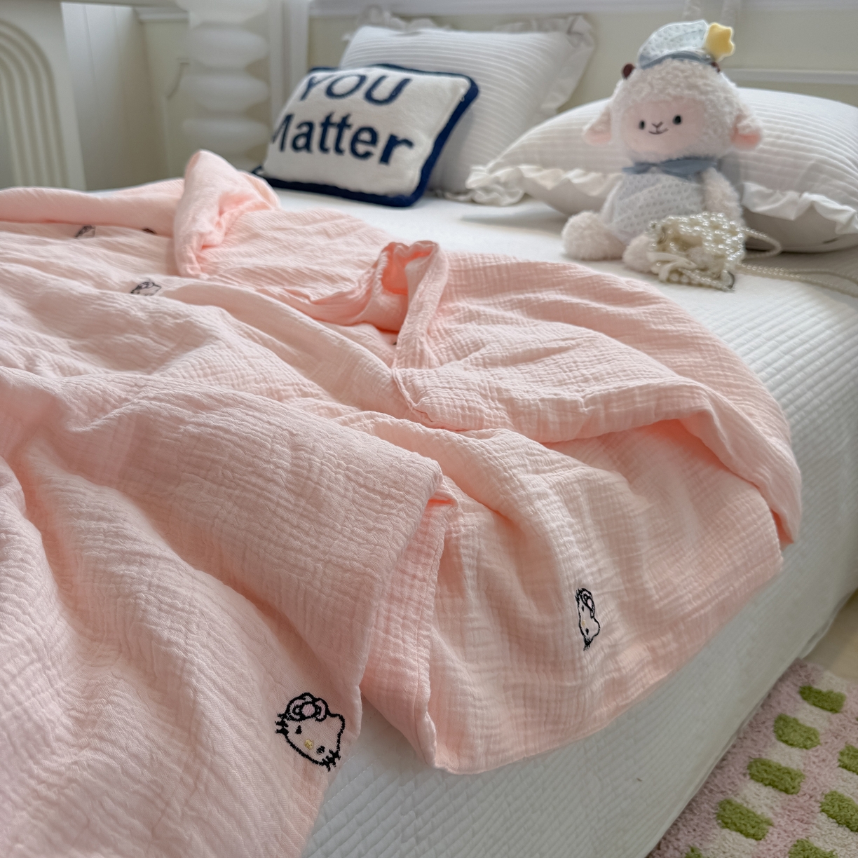 91家纺网 家纺一手货源 找家纺 盼季家纺 2026新款高品质A类木棉皱皱纱小清新刺绣夏被 小清新刺绣夏被-小KT