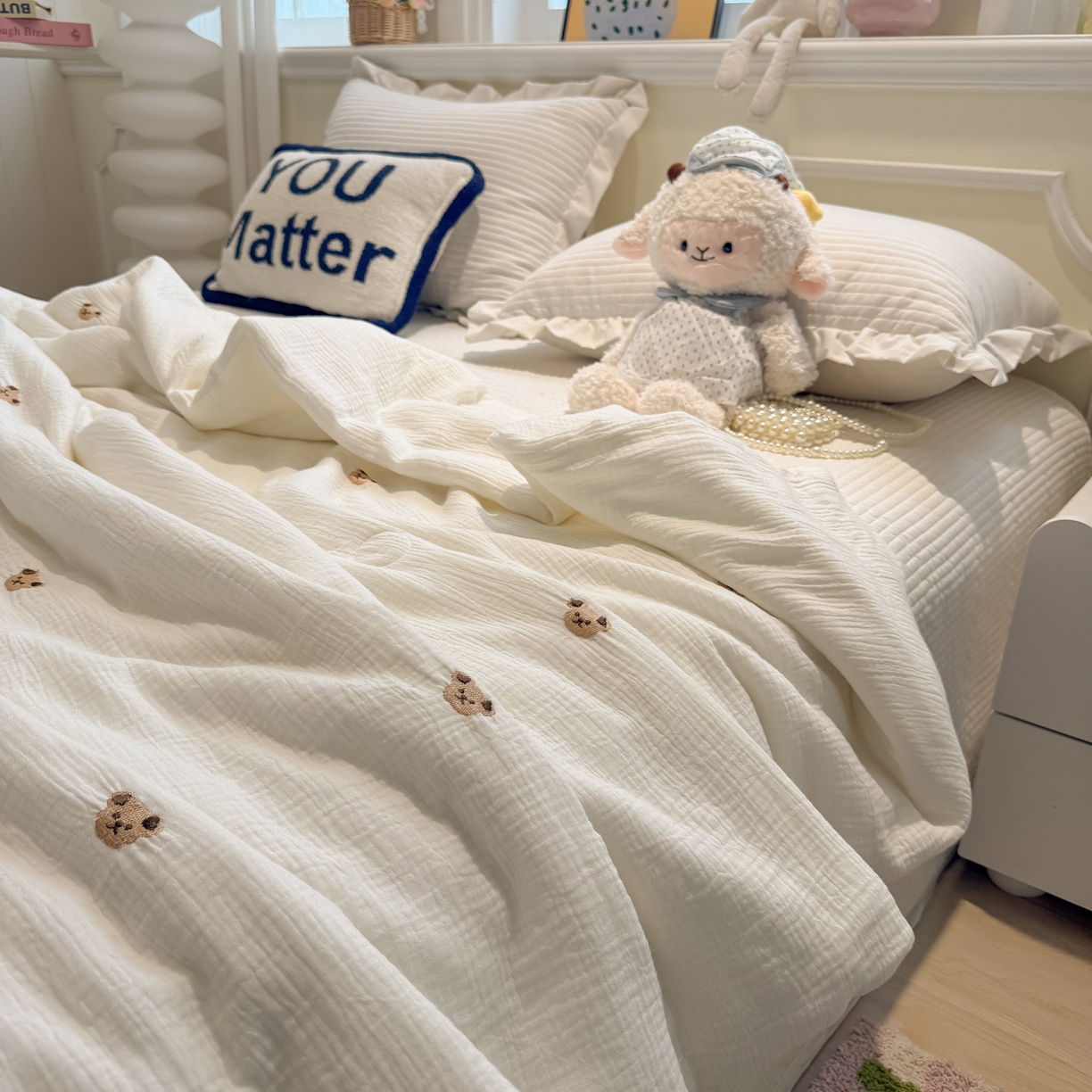 91家纺网 家纺一手货源 找家纺 盼季家纺 2026新款高品质A类木棉皱皱纱小清新刺绣夏被 小清新刺绣夏被-小熊