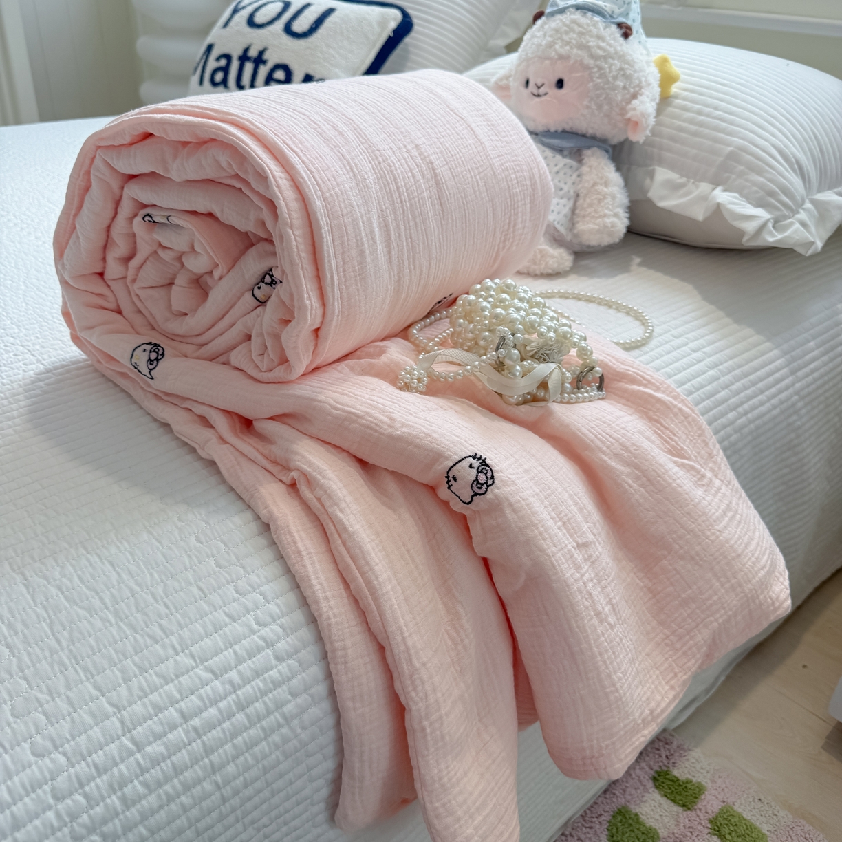 91家纺网 家纺一手货源 找家纺 盼季家纺 2026新款高品质A类木棉皱皱纱小清新刺绣夏被 小清新刺绣夏被-小KT