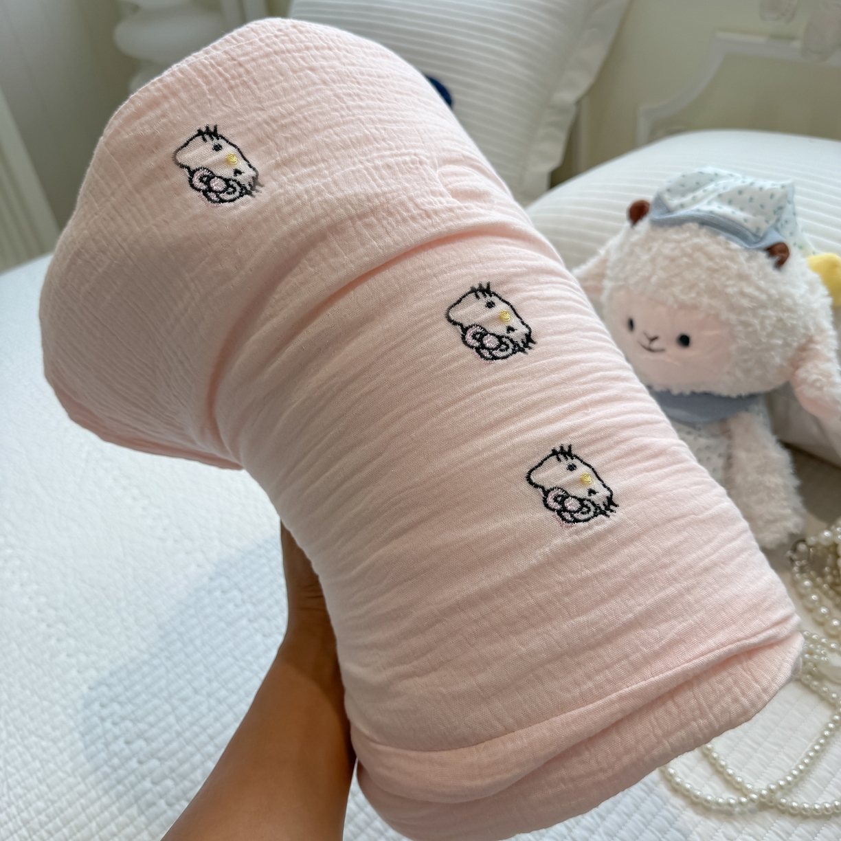 91家纺网 家纺一手货源 找家纺 盼季家纺 2026新款高品质A类木棉皱皱纱小清新刺绣夏被 小清新刺绣夏被-小KT