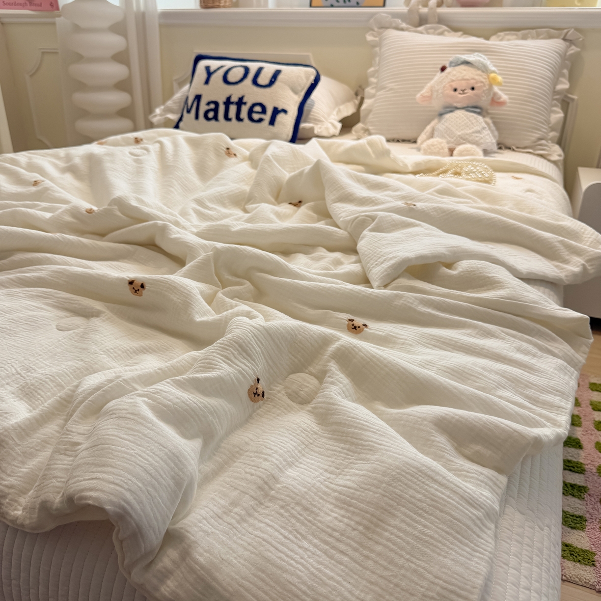 91家纺网 家纺一手货源 找家纺 盼季家纺 2026新款高品质A类木棉皱皱纱小清新刺绣夏被 小清新刺绣夏被-小熊