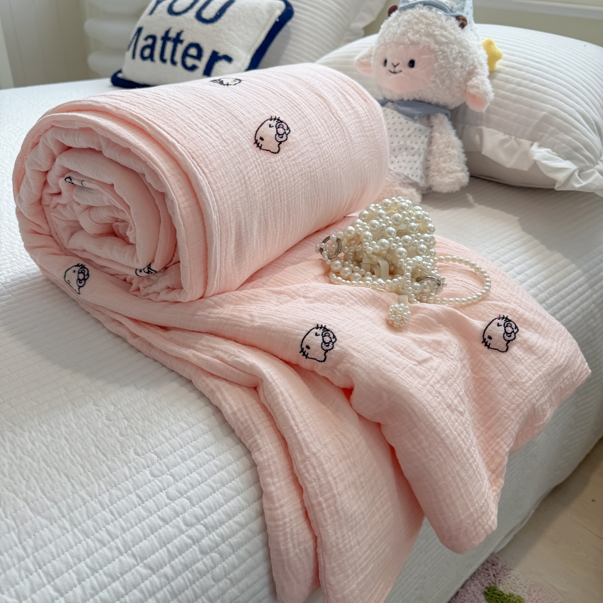 盼季家纺 2026新款高品质A类木棉皱皱纱小清新刺绣夏被 小清新刺绣夏被-小KT