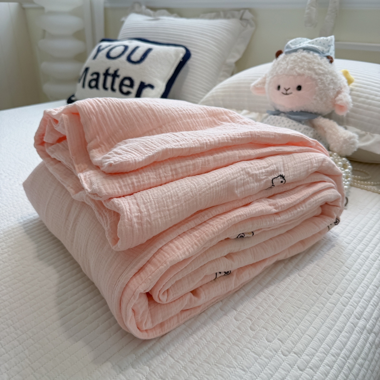 91家纺网 家纺一手货源 找家纺 盼季家纺 2026新款高品质A类木棉皱皱纱小清新刺绣夏被 小清新刺绣夏被-小KT