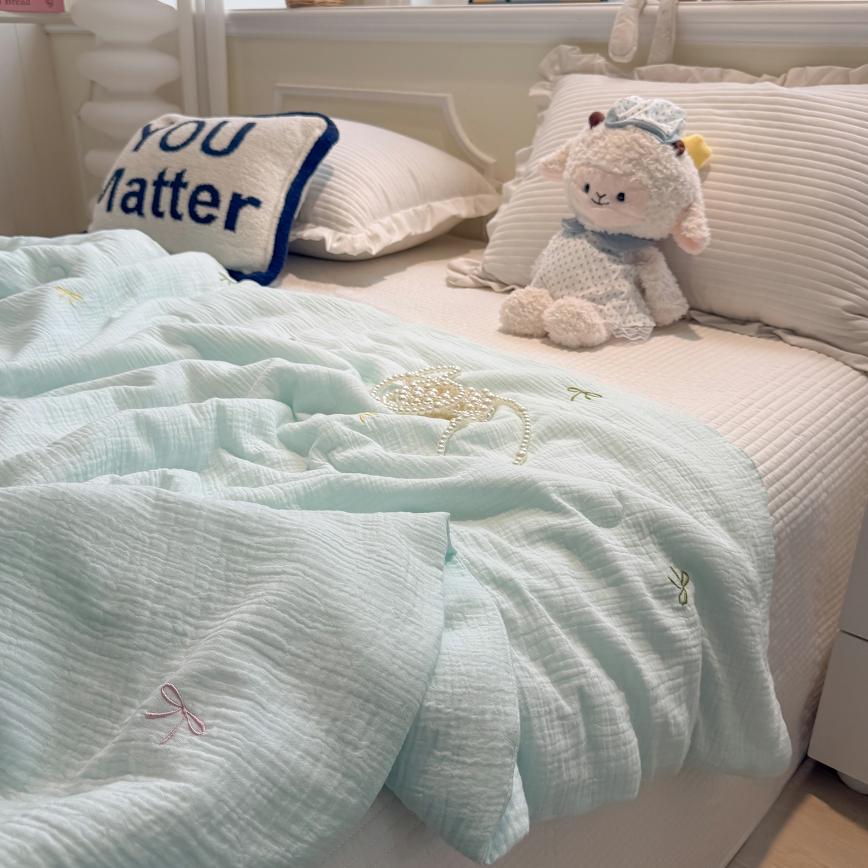 91家纺网 家纺一手货源 找家纺 盼季家纺 2026新款高品质A类木棉皱皱纱小清新刺绣夏被 小清新刺绣夏被-奶蓝蝴蝶结