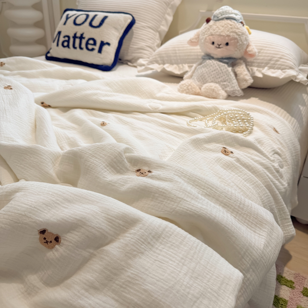 91家纺网 家纺一手货源 找家纺 盼季家纺 2026新款高品质A类木棉皱皱纱小清新刺绣夏被 小清新刺绣夏被-小熊