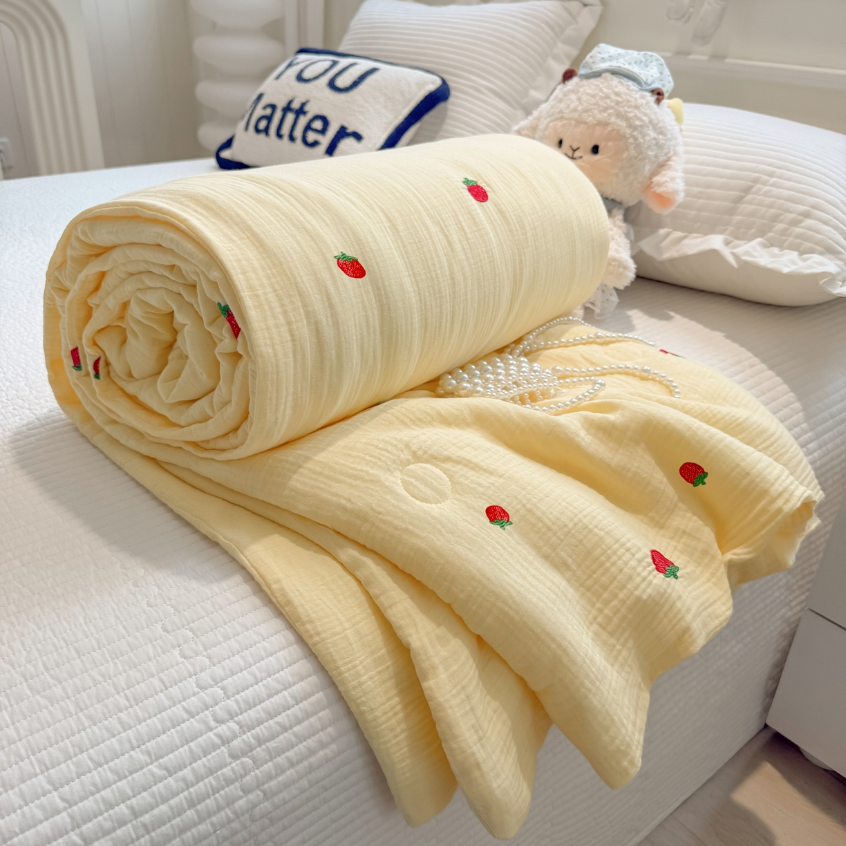 91家纺网 家纺一手货源 找家纺 盼季家纺 2026新款高品质A类木棉皱皱纱小清新刺绣夏被 小清新刺绣夏被-小草莓