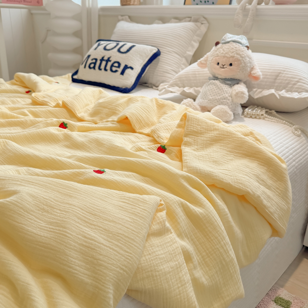 91家纺网 家纺一手货源 找家纺 盼季家纺 2026新款高品质A类木棉皱皱纱小清新刺绣夏被 小清新刺绣夏被-小草莓