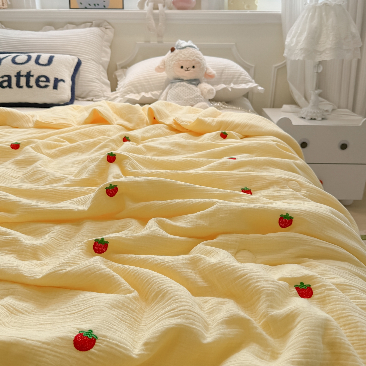 91家纺网 家纺一手货源 找家纺 盼季家纺 2026新款高品质A类木棉皱皱纱小清新刺绣夏被 小清新刺绣夏被-小草莓