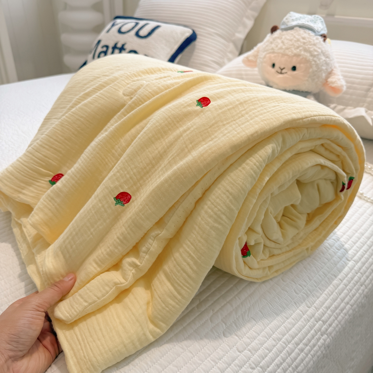 91家纺网 家纺一手货源 找家纺 盼季家纺 2026新款高品质A类木棉皱皱纱小清新刺绣夏被 小清新刺绣夏被-小草莓
