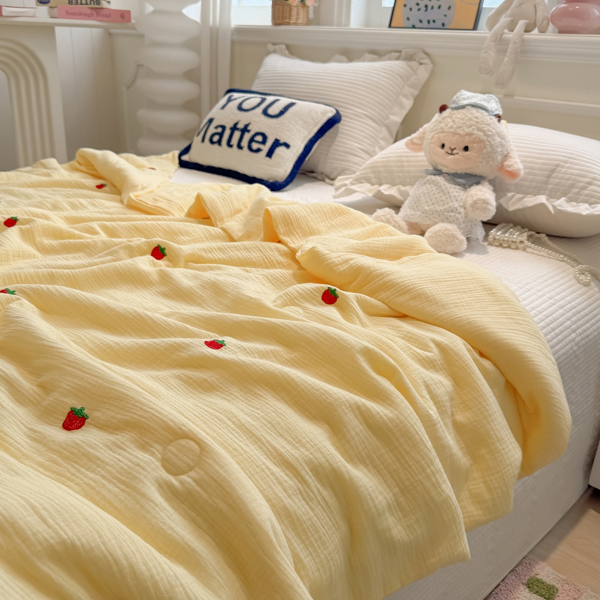 91家纺网 家纺一手货源 找家纺 盼季家纺 2026新款高品质A类木棉皱皱纱小清新刺绣夏被 小清新刺绣夏被-小草莓