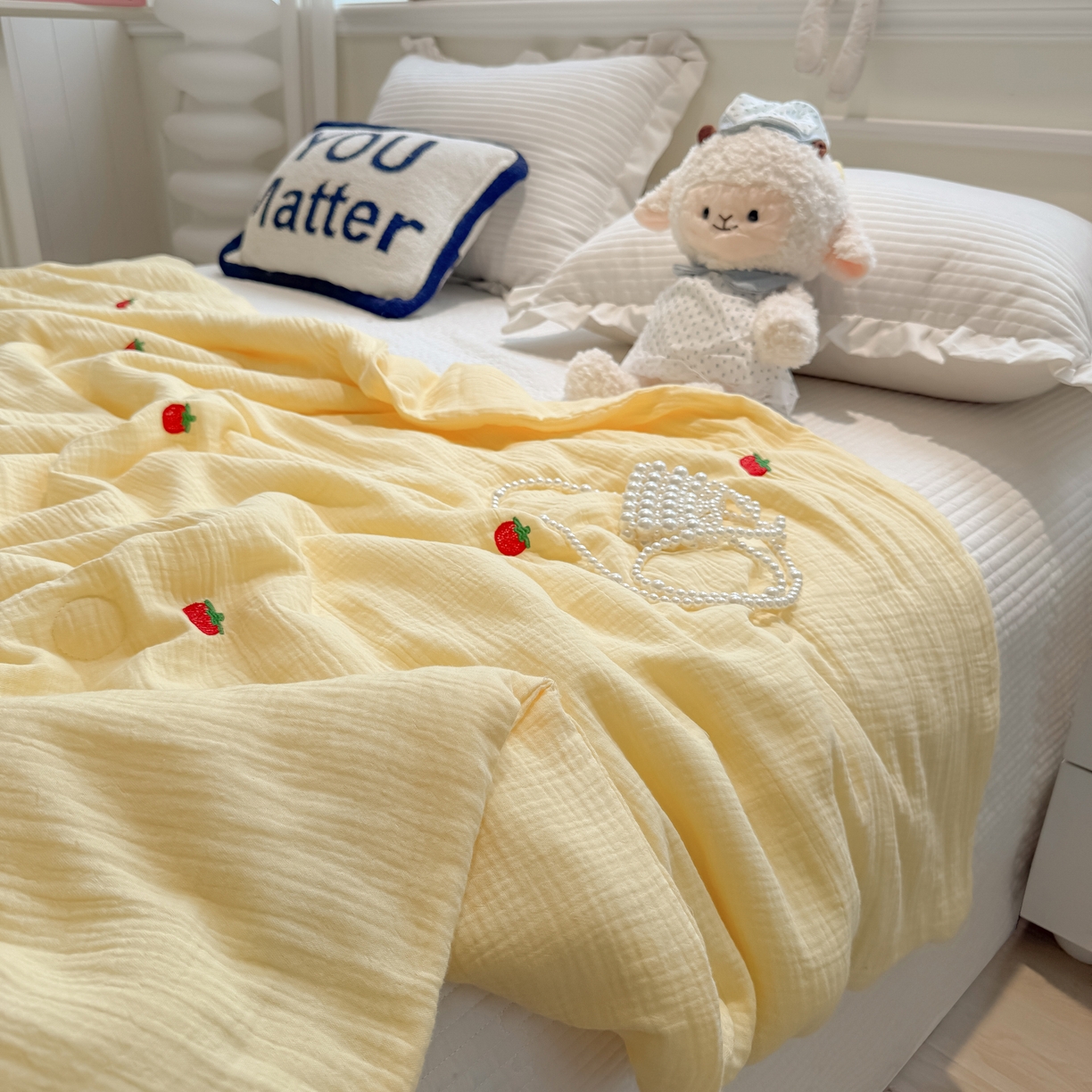 91家纺网 家纺一手货源 找家纺 盼季家纺 2026新款高品质A类木棉皱皱纱小清新刺绣夏被 小清新刺绣夏被-小草莓