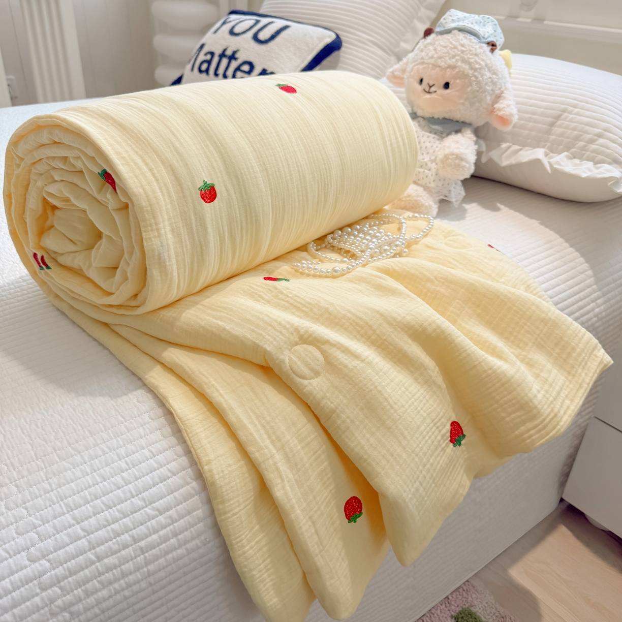 盼季家纺 2026新款高品质A类木棉皱皱纱小清新刺绣夏被 小清新刺绣夏被-小草莓