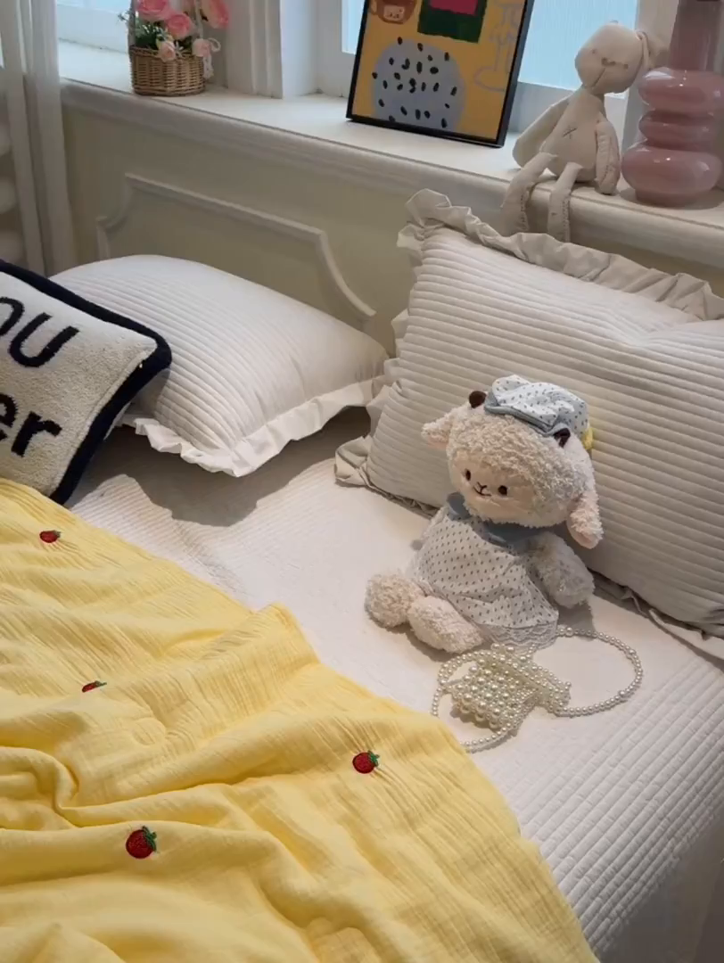 91家纺网 家纺一手货源 找家纺 盼季家纺 2026新款高品质A类木棉皱皱纱小清新刺绣夏被 小清新刺绣夏被-小草莓