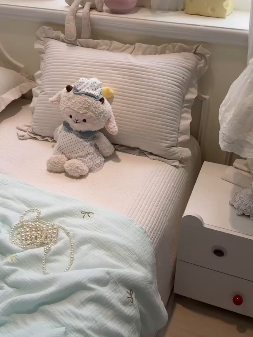 91家纺网 家纺一手货源 找家纺 盼季家纺 2026新款高品质A类木棉皱皱纱小清新刺绣夏被 小清新刺绣夏被-奶蓝蝴蝶结