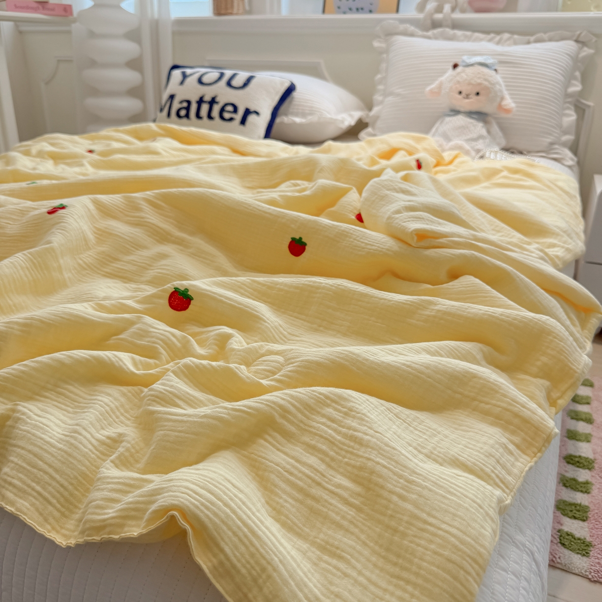 91家纺网 家纺一手货源 找家纺 盼季家纺 2026新款高品质A类木棉皱皱纱小清新刺绣夏被 小清新刺绣夏被-小草莓